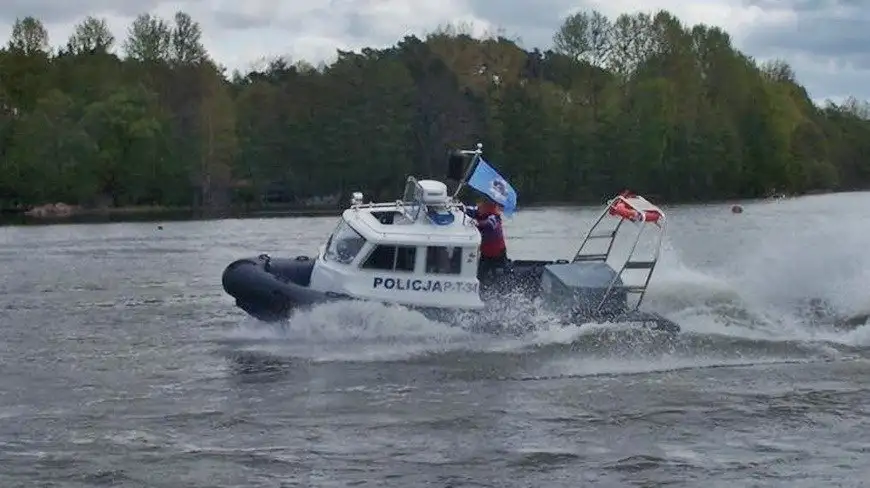 Policja nadal patroluje mazurskie jeziora