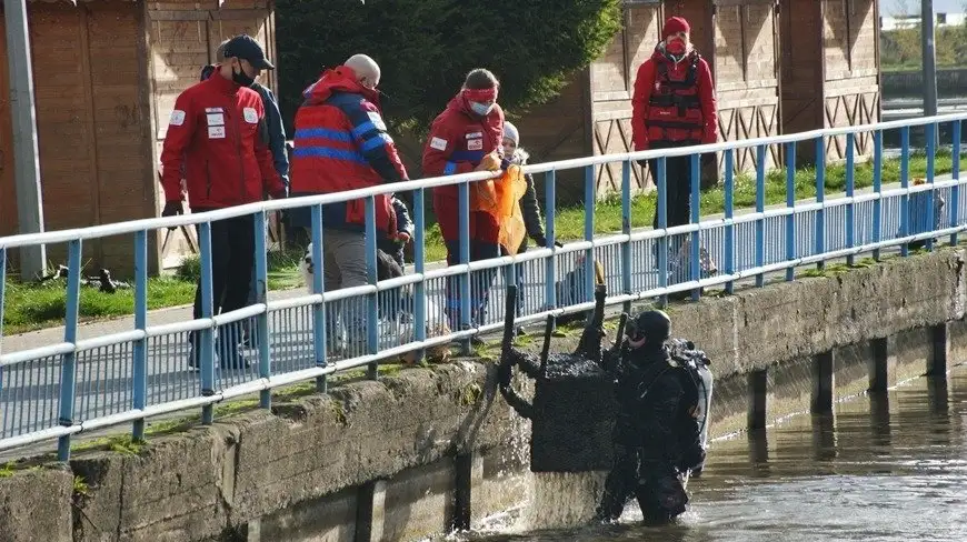 Butelki, puszki, stare śmietniki. To najczęściej zalega na dnie mazurskich jezior