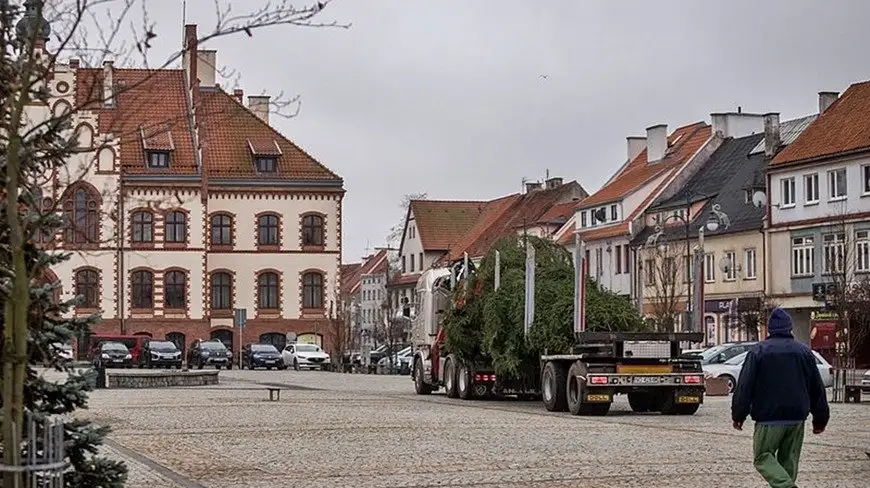 Na rynku w Piszu stanęła już choinka