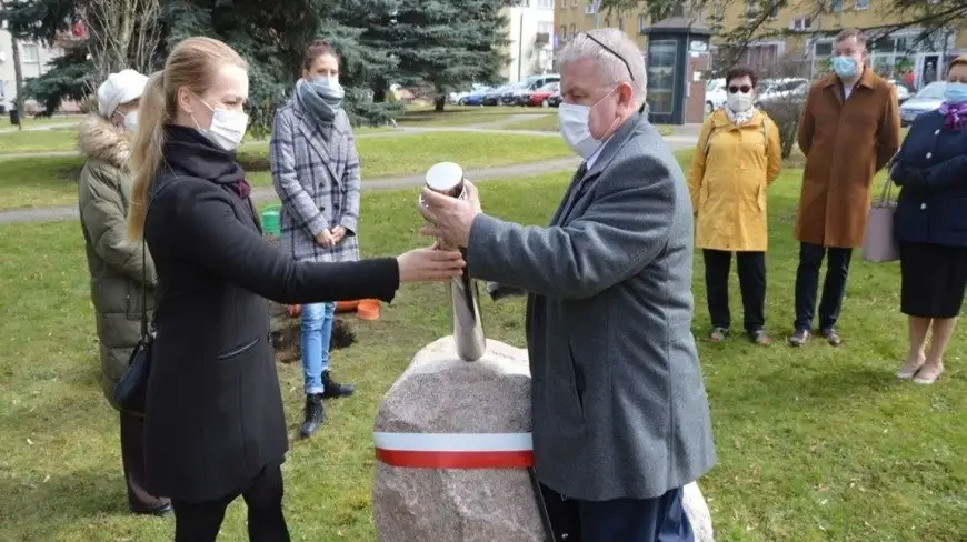 W Węgorzewie wkopano kapsułę czasu. Co w niej się znalazło?