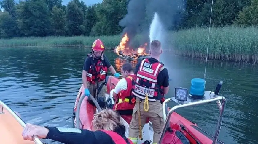 Pożar łodzi na jeziorze Bełdany. Załoga ewakuowana