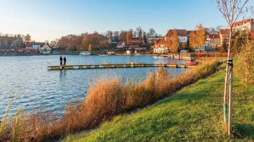 Ryn w blasku zachodzącego, jesiennego słońca.