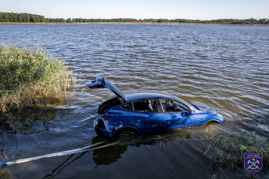 W jeziorze Tałtowisko zatonęła…tesla. Kierowca pomylił biegi